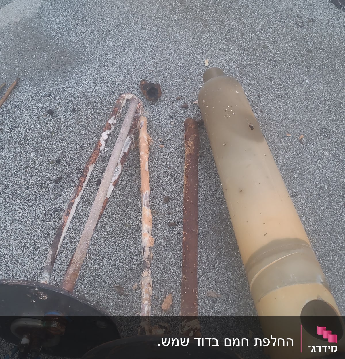 חלקי דוד שמש ישנים ומחלידים על הקרקע